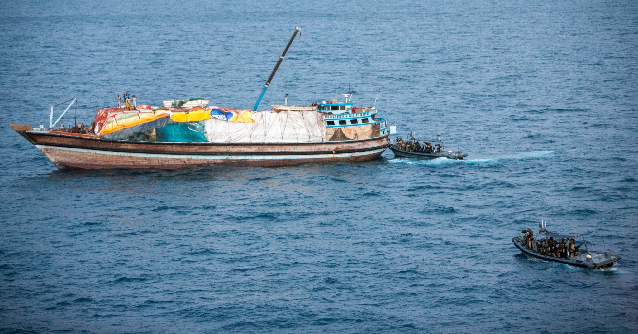 Disrupted dhow; capture 6 pirates - Photo: NATO Oceanshield