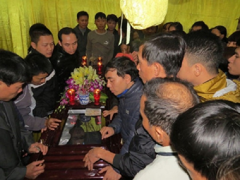 Seafarers & Friends gather round Tran Duc Dat's coffin Photo: Courtesy of MPHRP Seafarers & Friends gather round Tran Duc Dat's coffin Photo: Courtesy of MPHRP